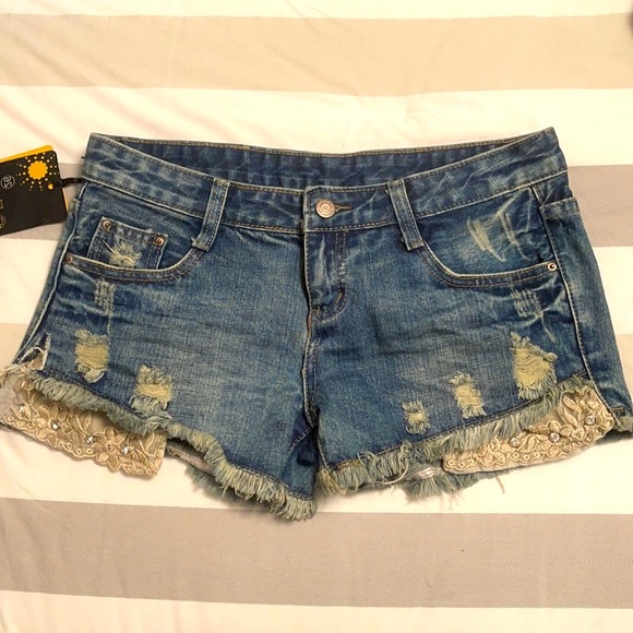 Antigo Shorts Slim Jean Shorts with lace pockets - Picture 1 of 4